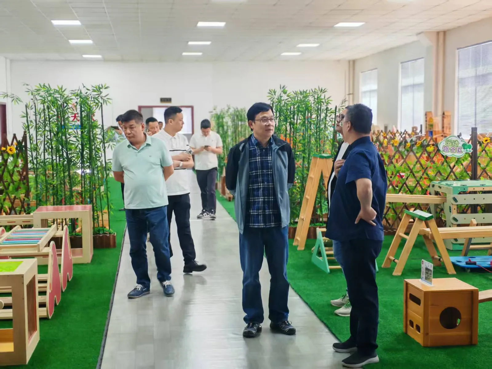商会成员走访会员企业生产展厅