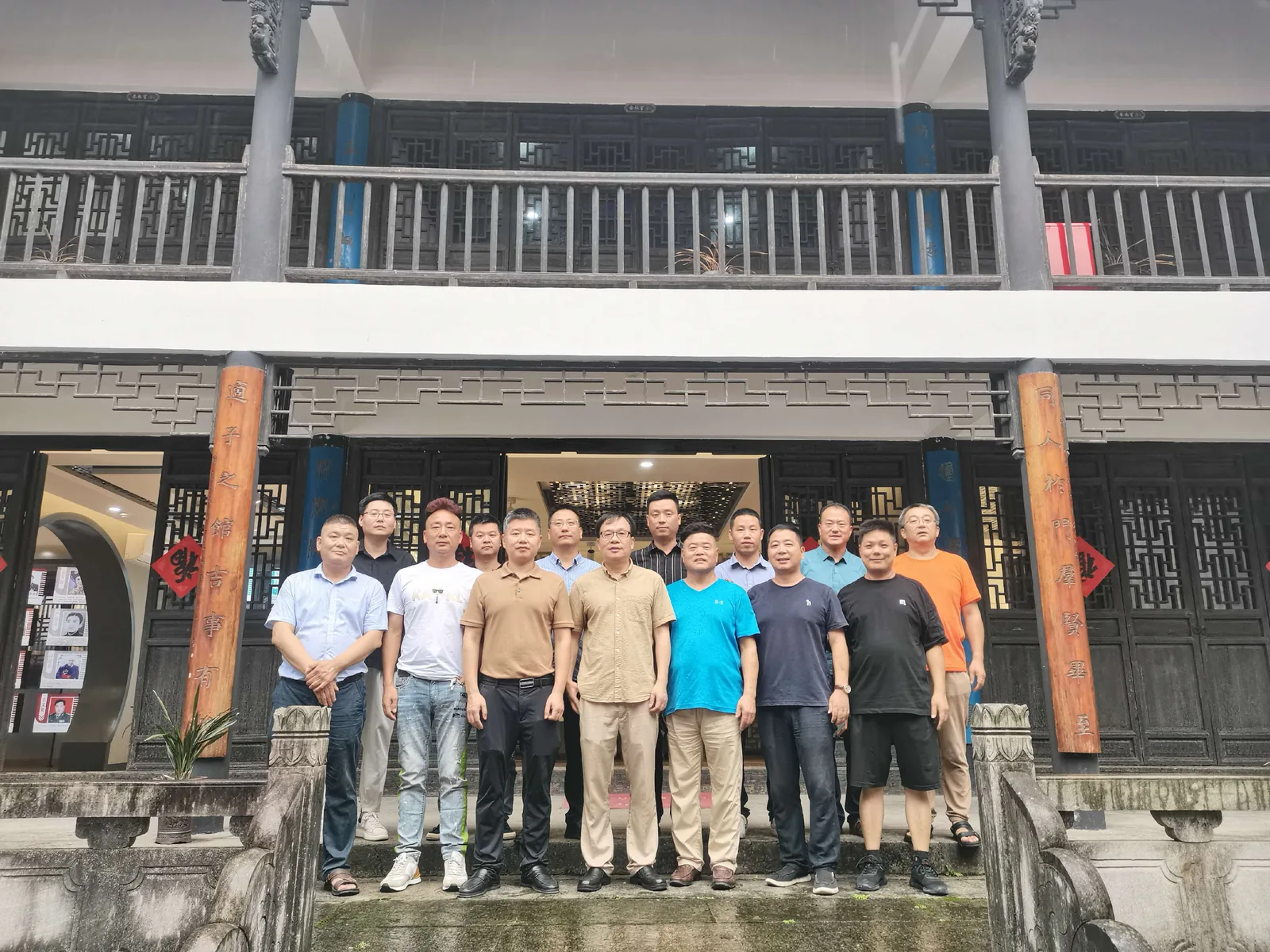 商会成员在交流活动中的合影